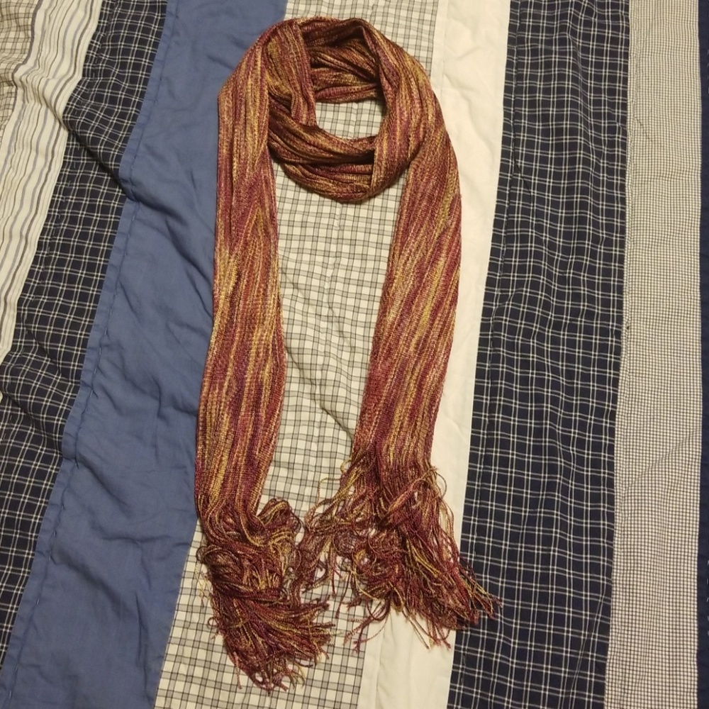 🐶🐶🐶Beautiful maroon and gold scarf